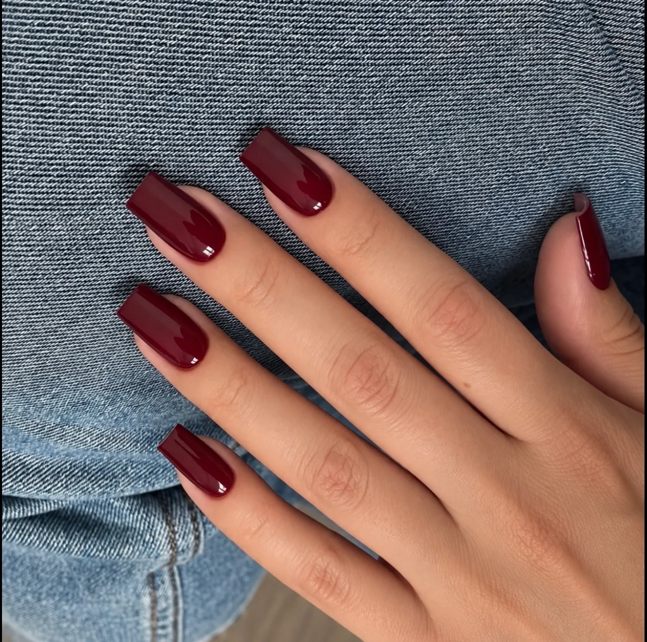Ongles carrés bordeaux
